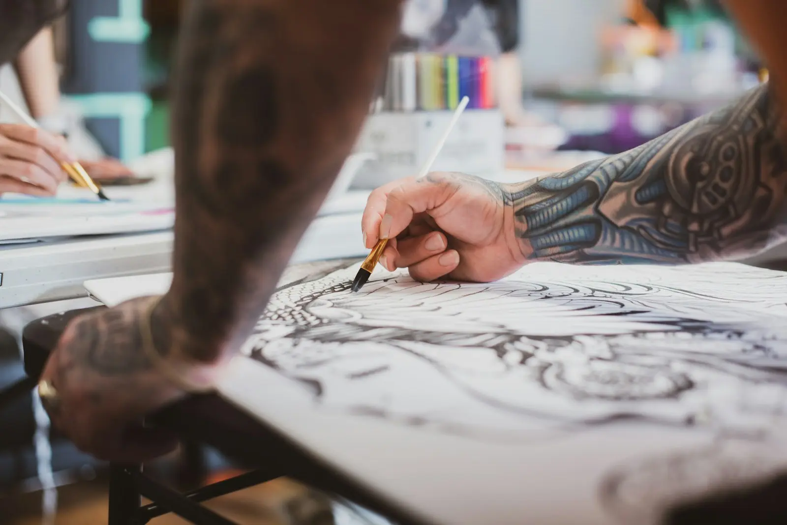 Artista dibujando un diseño a mano
