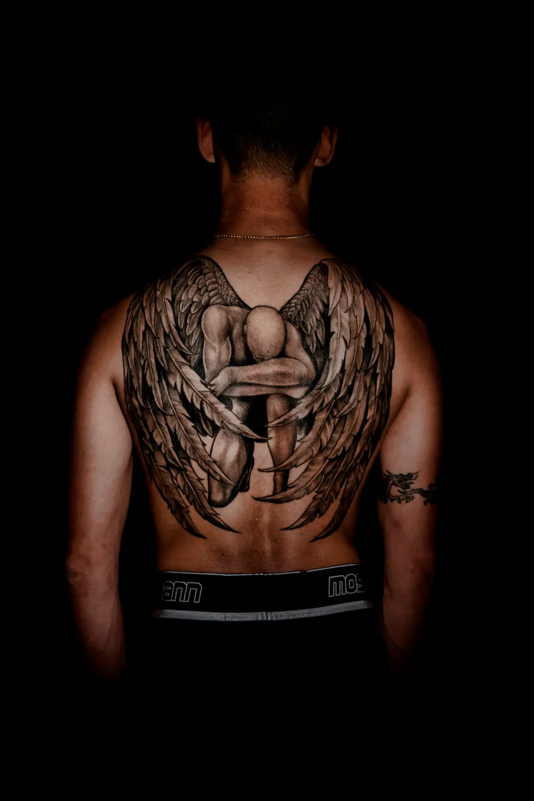 Ángel de espalda